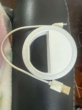Clip-On LED Ring Light - White rechargeable